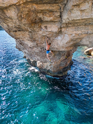 Michael Piccolruaz Es Pontas Mallorca - Michael Piccolruaz climbing 'Es Pontas' off the island of Maiorca Michael Piccolruaz Es Pontas Mallorca - Michael Piccolruaz climbing 'Es Pontas' off the island of Maiorca