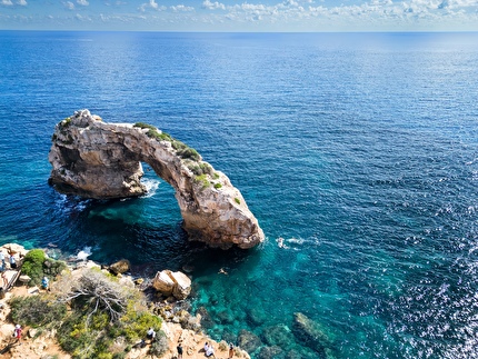 Michael Piccolruaz Es Pontas Mallorca - Michael Piccolruaz climbing 'Es Pontas' off the island of Maiorca Michael Piccolruaz Es Pontas Mallorca - Michael Piccolruaz climbing 'Es Pontas' off the island of Maiorca