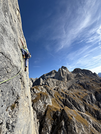 SuPer Nava, Sas da la Luna, Dolomiti, Maurizio Davarda, Martin Giovanazzi, Elio Mazzalai - Martin Giovanazzi sul quinto tiro di 'SuPer Nava', Sas da la Luna, Dolomiti (Maurizio Davarda, Martin Giovanazzi, Elio Mazzalai, 2024-2025). La via è stata dedicata a Simone Navarini, detto Nava, scomparso il 25 giugno 2025 durante una scalata in Brenta. SuPer Nava, Sas da la Luna, Dolomiti, Maurizio Davarda, Martin Giovanazzi, Elio Mazzalai - Martin Giovanazzi sul quinto tiro di 'SuPer Nava', Sas da la Luna, Dolomiti (Maurizio Davarda, Martin Giovanazzi, Elio Mazzalai, 2024-2025). La via è stata dedicata a Simone Navarini, detto Nava, scomparso il 25 giugno 2025 durante una scalata in Brenta.