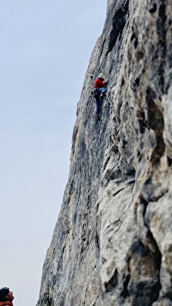 SuPer Nava, Sas da la Luna, Dolomiti, Maurizio Davarda, Martin Giovanazzi, Elio Mazzalai - Martin Giovanazzi sul primo tiro di 'SuPer Nava', Sas da la Luna, Dolomiti (Maurizio Davarda, Martin Giovanazzi, Elio Mazzalai, 2024-2025). SuPer Nava, Sas da la Luna, Dolomiti, Maurizio Davarda, Martin Giovanazzi, Elio Mazzalai - Martin Giovanazzi sul primo tiro di 'SuPer Nava', Sas da la Luna, Dolomiti (Maurizio Davarda, Martin Giovanazzi, Elio Mazzalai, 2024-2025).