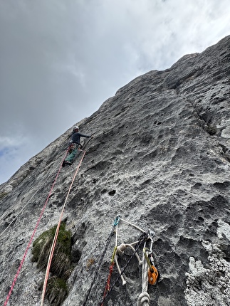 SuPer Nava, Sas da la Luna, Dolomiti, Maurizio Davarda, Martin Giovanazzi, Elio Mazzalai - Maurizio Davarda sul secondo tiro di 'SuPer Nava', Sas da la Luna, Dolomiti (Maurizio Davarda, Martin Giovanazzi, Elio Mazzalai, 2024-2025). SuPer Nava, Sas da la Luna, Dolomiti, Maurizio Davarda, Martin Giovanazzi, Elio Mazzalai - Maurizio Davarda sul secondo tiro di 'SuPer Nava', Sas da la Luna, Dolomiti (Maurizio Davarda, Martin Giovanazzi, Elio Mazzalai, 2024-2025).