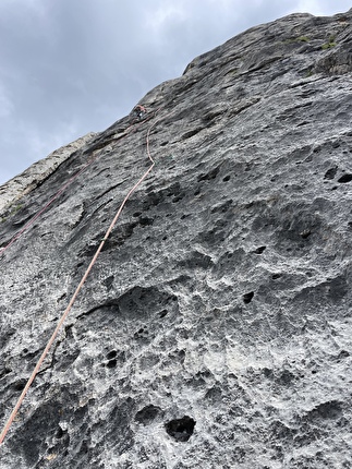 SuPer Nava, Sas da la Luna, Dolomiti, Maurizio Davarda, Martin Giovanazzi, Elio Mazzalai - Maurizio Davarda sul secondo tiro di 'SuPer Nava', Sas da la Luna, Dolomiti (Maurizio Davarda, Martin Giovanazzi, Elio Mazzalai, 2024-2025). SuPer Nava, Sas da la Luna, Dolomiti, Maurizio Davarda, Martin Giovanazzi, Elio Mazzalai - Maurizio Davarda sul secondo tiro di 'SuPer Nava', Sas da la Luna, Dolomiti (Maurizio Davarda, Martin Giovanazzi, Elio Mazzalai, 2024-2025).