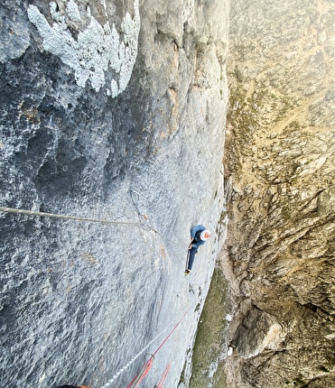 SuPer Nava, Sas da la Luna, Dolomiti, Maurizio Davarda, Martin Giovanazzi, Elio Mazzalai - Martin Giovanazzi sul secondo tiro di 'SuPer Nava', Sas da la Luna, Dolomiti (Maurizio Davarda, Martin Giovanazzi, Elio Mazzalai, 2024-2025). SuPer Nava, Sas da la Luna, Dolomiti, Maurizio Davarda, Martin Giovanazzi, Elio Mazzalai - Martin Giovanazzi sul secondo tiro di 'SuPer Nava', Sas da la Luna, Dolomiti (Maurizio Davarda, Martin Giovanazzi, Elio Mazzalai, 2024-2025).