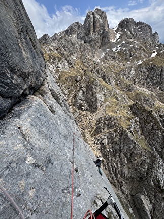 SuPer Nava, Sas da la Luna, Dolomiti, Maurizio Davarda, Martin Giovanazzi, Elio Mazzalai - Maurizio Davarda sul terzo tiro di 'SuPer Nava', Sas da la Luna, Dolomiti (Maurizio Davarda, Martin Giovanazzi, Elio Mazzalai, 2024-2025). SuPer Nava, Sas da la Luna, Dolomiti, Maurizio Davarda, Martin Giovanazzi, Elio Mazzalai - Maurizio Davarda sul terzo tiro di 'SuPer Nava', Sas da la Luna, Dolomiti (Maurizio Davarda, Martin Giovanazzi, Elio Mazzalai, 2024-2025).