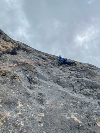 SuPer Nava, Sas da la Luna, Dolomiti, Maurizio Davarda, Martin Giovanazzi, Elio Mazzalai - Martin Giovanazzi sul quarto tiro di 'SuPer Nava', Sas da la Luna, Dolomiti (Maurizio Davarda, Martin Giovanazzi, Elio Mazzalai, 2024-2025). SuPer Nava, Sas da la Luna, Dolomiti, Maurizio Davarda, Martin Giovanazzi, Elio Mazzalai - Martin Giovanazzi sul quarto tiro di 'SuPer Nava', Sas da la Luna, Dolomiti (Maurizio Davarda, Martin Giovanazzi, Elio Mazzalai, 2024-2025).