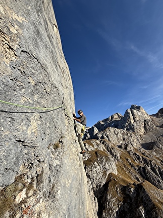 SuPer Nava, Sas da la Luna, Dolomiti, Maurizio Davarda, Martin Giovanazzi, Elio Mazzalai - Elio Mazzalai sul quinto tiro di 'SuPer Nava', Sas da la Luna, Dolomiti (Maurizio Davarda, Martin Giovanazzi, Elio Mazzalai, 2024-2025). SuPer Nava, Sas da la Luna, Dolomiti, Maurizio Davarda, Martin Giovanazzi, Elio Mazzalai - Elio Mazzalai sul quinto tiro di 'SuPer Nava', Sas da la Luna, Dolomiti (Maurizio Davarda, Martin Giovanazzi, Elio Mazzalai, 2024-2025).