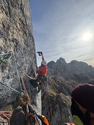 SuPer Nava, Sas da la Luna, Dolomiti, Maurizio Davarda, Martin Giovanazzi, Elio Mazzalai - Maurizio Davarda in apertura sul quinto tiro di 'SuPer Nava', Sas da la Luna, Dolomiti (Maurizio Davarda, Martin Giovanazzi, Elio Mazzalai, 2024-2025). SuPer Nava, Sas da la Luna, Dolomiti, Maurizio Davarda, Martin Giovanazzi, Elio Mazzalai - Maurizio Davarda in apertura sul quinto tiro di 'SuPer Nava', Sas da la Luna, Dolomiti (Maurizio Davarda, Martin Giovanazzi, Elio Mazzalai, 2024-2025).