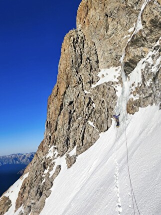 Brujo, Ande, Cile, Raimundo De Andraca, Diego Saez - L'apertura di una nuova via alla cima sud di Cerro El Brujo (4460m) nelle Ande (Raimundo De Andraca, Diego Saez 1-3/11/2025) Brujo, Ande, Cile, Raimundo De Andraca, Diego Saez - L'apertura di una nuova via alla cima sud di Cerro El Brujo (4460m) nelle Ande (Raimundo De Andraca, Diego Saez 1-3/11/2025)