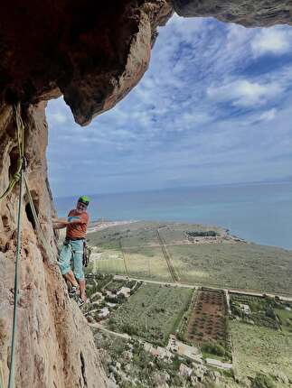 Monte Monaco, San Vito Lo Capo, Sicilia, Christoph Hainz, Gerda Schwienbacher - L'apertura di 'Ballo Corallo' sul Monte Monaco, San Vito Lo Capo, Sicilia (Christoph Hainz, Gerda Schwienbacher, 10/2024 & 10/2025)