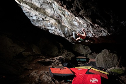 Adam Ondra flasha 8C boulder, Foundation's Edge a Fionnay
