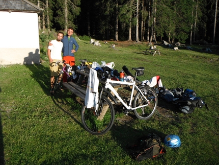 Dolomiti CicloArrampicando - Arrivati a destinazione, la chiesetta all'imbocco cella Val San Nicolò