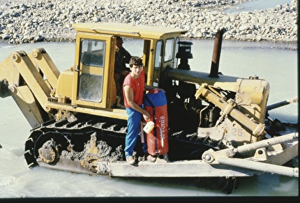 Cerro Pier Giorgio, Patagonia: Mario Manica, Renzo Vettori - Mario Manica mentre attraversa il Rio Fitz Roy a El Chalten, Cerro Piergiorgio in Patagonia, 1985