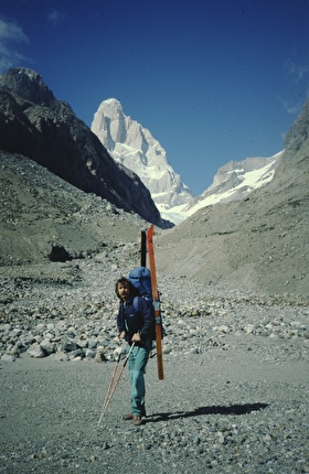 Cerro Pier Giorgio, Patagonia: Mario Manica, Renzo Vettori - Renzo Vettori nell'avvicinamento al Cerro Piergiorgio. Alle spalle il Fitz Roy, in Patagonia, 1985