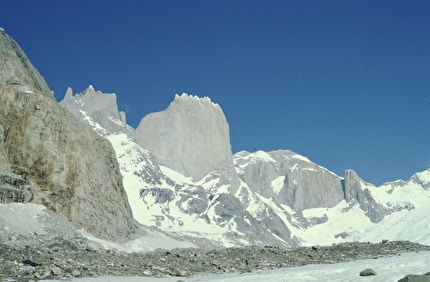 Cerro Pier Giorgio, Patagonia: Mario Manica, Renzo Vettori - Primo sguardo sulla parete del Cerro Piergiorgio in Patagonia, 1985