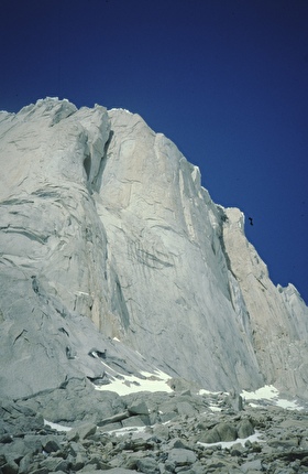 Cerro Pier Giorgio, Patagonia: Mario Manica, Renzo Vettori - A sinistra il pilastro dove sale la via 'Greenpeace', VII A1, sul Cerro Piergiorgio in Patagonia, 1985