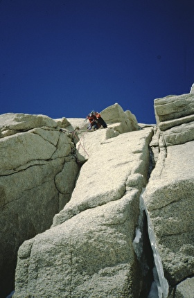 Cerro Pier Giorgio, Patagonia: Mario Manica, Renzo Vettori - Mario Manica sui primi tiri della via 'Greenpeace' sul Cerro Piergiorgio in Patagonia, 1985