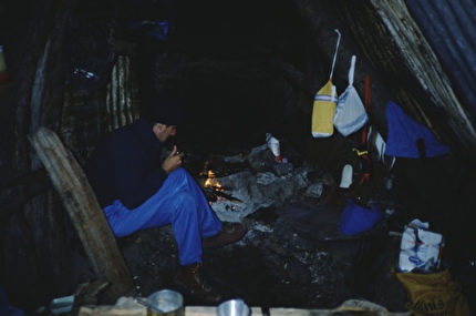 Cerro Pier Giorgio, Patagonia: Mario Manica, Renzo Vettori - Mario Manica nella baracca del Campo base, Piedra del Fraile, Cerro Piergiorgio in Patagonia, 1985