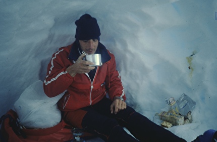 Cerro Pier Giorgio, Patagonia: Mario Manica, Renzo Vettori - Mario Manica nella truna sotto la parete del Cerro Piergiorgio in Patagonia, 1985