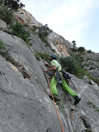 Pizzo Sella, Sicilia, Emanuele Andreozzi, Massimo Faletti, Andrea Gremes - Massimo Faletti in partenza sul secondo tiro di 'Respect the Nature', Avancorpo di Pizzo della Sella, Sicilia (Emanuele Andreozzi, Massimo Faletti, Andrea Gremes, 02-03/11/2025)