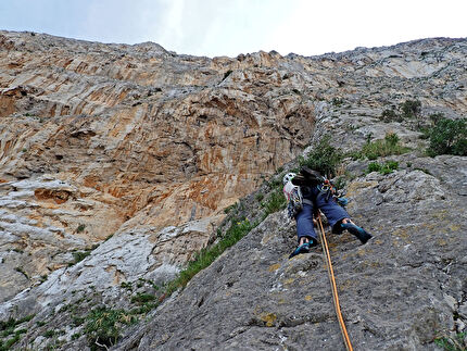 Pizzo Sella, Sicilia, Emanuele Andreozzi, Massimo Faletti, Andrea Gremes - Andrea Gremes in apertura sul secondo tiro di 'Respect the Nature', Avancorpo di Pizzo della Sella, Sicilia (Emanuele Andreozzi, Massimo Faletti, Andrea Gremes, 02-03/11/2025)