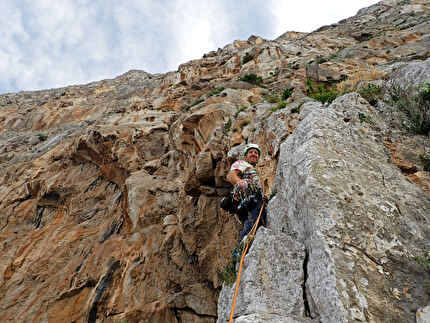 Pizzo Sella, Sicilia, Emanuele Andreozzi, Massimo Faletti, Andrea Gremes - Andrea Gremes in apertura sul quarto tiro di 'Respect the Nature', Avancorpo di Pizzo della Sella, Sicilia (Emanuele Andreozzi, Massimo Faletti, Andrea Gremes, 02-03/11/2025)