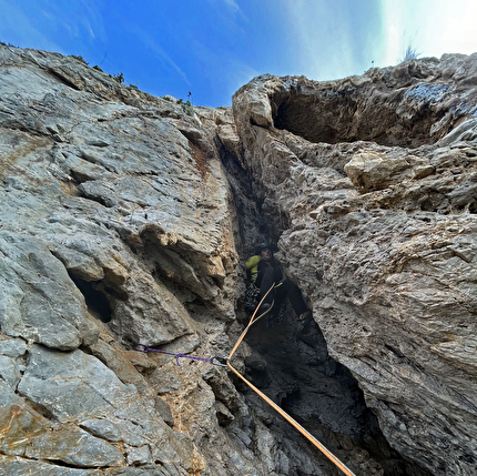 Pizzo Sella, Sicilia, Emanuele Andreozzi, Massimo Faletti, Andrea Gremes - Emanuele Andreozzi sul camino del sesto tiro di 'Respect the Nature', Avancorpo di Pizzo della Sella, Sicilia (Emanuele Andreozzi, Massimo Faletti, Andrea Gremes, 02-03/11/2025)