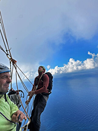 Pizzo Sella, Sicilia, Emanuele Andreozzi, Massimo Faletti, Andrea Gremes - Andrea Gremes e Massimo Faletti in sosta al sedicesimo tiro di 'Respect the Nature', Avancorpo di Pizzo della Sella, Sicilia (Emanuele Andreozzi, Massimo Faletti, Andrea Gremes, 02-03/11/2025)