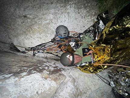 Pizzo Sella, Sicilia, Emanuele Andreozzi, Massimo Faletti, Andrea Gremes - Emanuele Andreozzi in bivacco al nono tiro di 'Respect the Nature', Avancorpo di Pizzo della Sella, Sicilia (Emanuele Andreozzi, Massimo Faletti, Andrea Gremes, 02-03/11/2025)