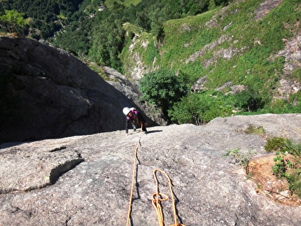 Pinnacolo di Maslana, Valbondione, Cristina Oldrati, Matteo Rivadossi - Gli ultimi metri del primo tiro di 'Il Gatto e la Volpe', Pinnacolo di Maslana, Valbondione (Cristina Oldrati, Matteo Rivadossi, 29/06/2025)