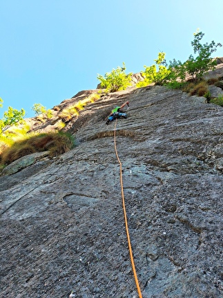 Pinnacolo di Maslana, Valbondione, Cristina Oldrati, Matteo Rivadossi - In apertura sul secondo tiro di 'Il Gatto e la Volpe', Pinnacolo di Maslana, Valbondione (Cristina Oldrati, Matteo Rivadossi, 29/06/2025)