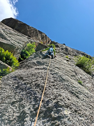Pinnacolo di Maslana, Valbondione, Cristina Oldrati, Matteo Rivadossi - Sul pilastro arrotondato del terzo tiro di 'Il Gatto e la Volpe', Pinnacolo di Maslana, Valbondione (Cristina Oldrati, Matteo Rivadossi, 29/06/2025)