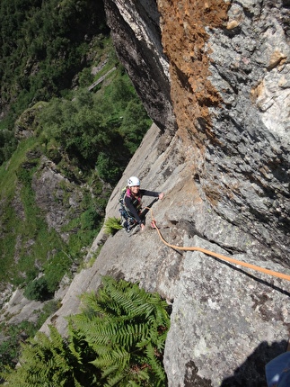 Pinnacolo di Maslana, Valbondione, Cristina Oldrati, Matteo Rivadossi - Uscita in fessura sul terzo tiro di  'Il Gatto e la Volpe', Pinnacolo di Maslana, Valbondione (Cristina Oldrati, Matteo Rivadossi, 29/06/2025)