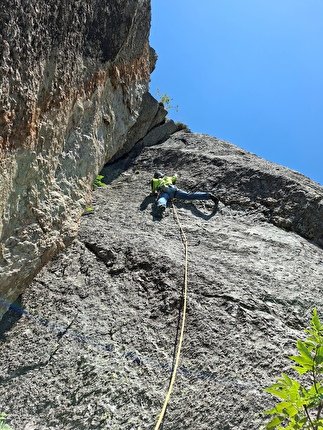 Pinnacolo di Maslana, Valbondione, Cristina Oldrati, Matteo Rivadossi - Aprendo il quarto tiro di  'Il Gatto e la Volpe', Pinnacolo di Maslana, Valbondione (Cristina Oldrati, Matteo Rivadossi, 29/06/2025)