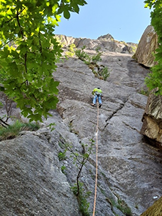 Pinnacolo di Maslana, Valbondione, Cristina Oldrati, Matteo Rivadossi - Richiodando il primo tiro di 'Il Sacro Tempio', 'Il Gatto e la Volpe', Pinnacolo di Maslana, Valbondione (Cristina Oldrati, Matteo Rivadossi, 29/06/2025)