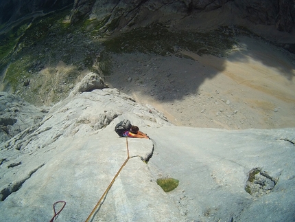 Dolomiti CicloArrampicando - Christian Sega sul famoso nono tiro di Tempi Moderni, Marmolada