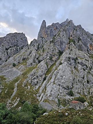 Picos de Europa, Eneko Pou, Iker Pou - L'apertura di 'Vicios Ocultos' (7c+?/285m) al Tiro Pedabejo (2189m) nei Picos de Europa (Eneko Pou, Iker Pou 2025)