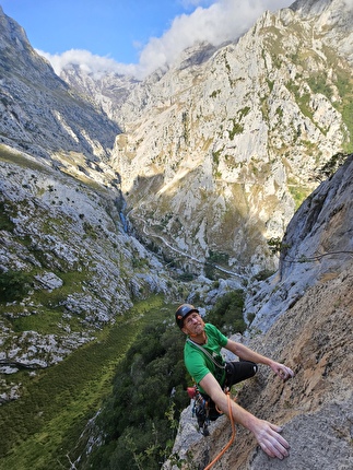 Picos de Europa, Eneko Pou, Iker Pou - L'apertura di 'Vicios Ocultos' (7c+?/285m) al Tiro Pedabejo (2189m) nei Picos de Europa (Eneko Pou, Iker Pou 2025)