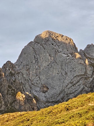 Picos de Europa, Eneko Pou, Iker Pou - L'apertura di 'Vicios Ocultos' (7c+?/285m) al Tiro Pedabejo (2189m) nei Picos de Europa (Eneko Pou, Iker Pou 2025)