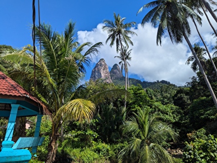 Dragon Horns, Tioman Island, Malaysia, Johannes Malchow, Sebastian Eifler - The first ascent of 'Benjo-Delight', Dragon Horns, Tioman Island, Malaysia (Johannes Malchow, Seb Eifler, 2025) Dragon Horns, Tioman Island, Malaysia, Johannes Malchow, Sebastian Eifler - The first ascent of 'Benjo-Delight', Dragon Horns, Tioman Island, Malaysia (Johannes Malchow, Seb Eifler, 2025)