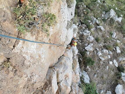 Pizzo Lungo, Monti di Calamigna, Sicilia, Massimo Flaccavento, Claudio Trovato - L'apertura di 'Il fuoco dell’anima' al Pizzo Lungo, Monti di Calamigna, Sicilia (Massimo Flaccavento, Claudio Trovato 2024) Pizzo Lungo, Monti di Calamigna, Sicilia, Massimo Flaccavento, Claudio Trovato - L'apertura di 'Il fuoco dell’anima' al Pizzo Lungo, Monti di Calamigna, Sicilia (Massimo Flaccavento, Claudio Trovato 2024)