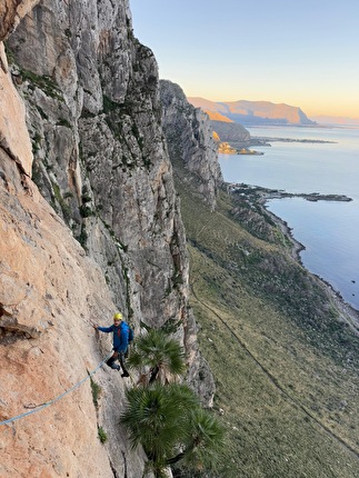 Avancorpo di Pizzo della Sella, Monte Gallo, Appennino Siculo, Gabriele Cavallo, Massimo Flaccavento, David Gallo - La richiodatura di 'Orizzonti contrapposti', Avancorpo di Pizzo della Sella, Monte Gallo, Appennino Siculo (Gabriele Cavallo, Massimo Flaccavento, David Gallo, 2002-2007) Avancorpo di Pizzo della Sella, Monte Gallo, Appennino Siculo, Gabriele Cavallo, Massimo Flaccavento, David Gallo - La richiodatura di 'Orizzonti contrapposti', Avancorpo di Pizzo della Sella, Monte Gallo, Appennino Siculo (Gabriele Cavallo, Massimo Flaccavento, David Gallo, 2002-2007)