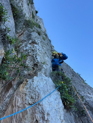 Avancorpo di Pizzo della Sella, Monte Gallo, Appennino Siculo, Gabriele Cavallo, Massimo Flaccavento, David Gallo - La richiodatura di 'Orizzonti contrapposti', Avancorpo di Pizzo della Sella, Monte Gallo, Appennino Siculo (Gabriele Cavallo, Massimo Flaccavento, David Gallo, 2002-2007) Avancorpo di Pizzo della Sella, Monte Gallo, Appennino Siculo, Gabriele Cavallo, Massimo Flaccavento, David Gallo - La richiodatura di 'Orizzonti contrapposti', Avancorpo di Pizzo della Sella, Monte Gallo, Appennino Siculo (Gabriele Cavallo, Massimo Flaccavento, David Gallo, 2002-2007)