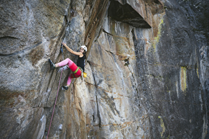 Laura Pineau - Laura Pineau sending 'Wet Lycra Nightmare' on Leaning Tower in Yosemite, USA, autumn 2025 Laura Pineau - Laura Pineau sending 'Wet Lycra Nightmare' on Leaning Tower in Yosemite, USA, autumn 2025