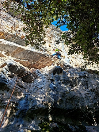 Monte Cimo, Sass de Mesdì, Val Adige, Brentino, Beniamino Giori, Cristina Oldrati, Matteo Rivadossi - Aprendo il primo tiro di 'Te lo do io il Brentino!', Monte Cimo, Sass de Mesdì, Val Adige, Brentino (Beniamino Giori, Cristina Oldrati, Matteo Rivadossi, 8-13-19/11/2025) Monte Cimo, Sass de Mesdì, Val Adige, Brentino, Beniamino Giori, Cristina Oldrati, Matteo Rivadossi - Aprendo il primo tiro di 'Te lo do io il Brentino!', Monte Cimo, Sass de Mesdì, Val Adige, Brentino (Beniamino Giori, Cristina Oldrati, Matteo Rivadossi, 8-13-19/11/2025)