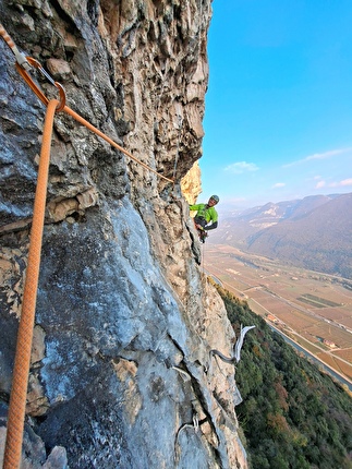 Monte Cimo, Sass de Mesdì, Val Adige, Brentino, Beniamino Giori, Cristina Oldrati, Matteo Rivadossi - Il traverso esposto verso la terza sosta di 'Te lo do io il Brentino!', Monte Cimo, Sass de Mesdì, Val Adige, Brentino (Beniamino Giori, Cristina Oldrati, Matteo Rivadossi, 8-13-19/11/2025) Monte Cimo, Sass de Mesdì, Val Adige, Brentino, Beniamino Giori, Cristina Oldrati, Matteo Rivadossi - Il traverso esposto verso la terza sosta di 'Te lo do io il Brentino!', Monte Cimo, Sass de Mesdì, Val Adige, Brentino (Beniamino Giori, Cristina Oldrati, Matteo Rivadossi, 8-13-19/11/2025)