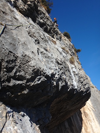 Monte Cimo, Sass de Mesdì, Val Adige, Brentino, Beniamino Giori, Cristina Oldrati, Matteo Rivadossi - Il traverso sul grande tetto del settimo tiro di 'Te lo do io il Brentino!', Monte Cimo, Sass de Mesdì, Val Adige, Brentino (Beniamino Giori, Cristina Oldrati, Matteo Rivadossi, 8-13-19/11/2025) Monte Cimo, Sass de Mesdì, Val Adige, Brentino, Beniamino Giori, Cristina Oldrati, Matteo Rivadossi - Il traverso sul grande tetto del settimo tiro di 'Te lo do io il Brentino!', Monte Cimo, Sass de Mesdì, Val Adige, Brentino (Beniamino Giori, Cristina Oldrati, Matteo Rivadossi, 8-13-19/11/2025)
