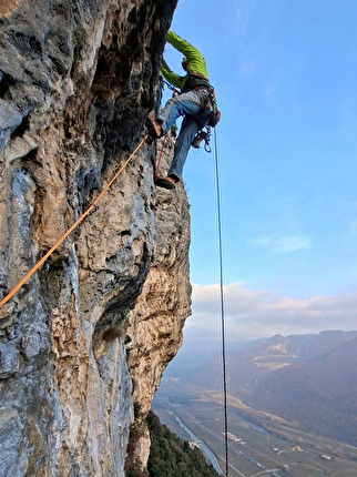 Monte Cimo, Sass de Mesdì, Val Adige, Brentino, Beniamino Giori, Cristina Oldrati, Matteo Rivadossi - In apertura sul quarto tiro, tiro chiave, di 'Te lo do io il Brentino!', Monte Cimo, Sass de Mesdì, Val Adige, Brentino (Beniamino Giori, Cristina Oldrati, Matteo Rivadossi, 8-13-19/11/2025) Monte Cimo, Sass de Mesdì, Val Adige, Brentino, Beniamino Giori, Cristina Oldrati, Matteo Rivadossi - In apertura sul quarto tiro, tiro chiave, di 'Te lo do io il Brentino!', Monte Cimo, Sass de Mesdì, Val Adige, Brentino (Beniamino Giori, Cristina Oldrati, Matteo Rivadossi, 8-13-19/11/2025)