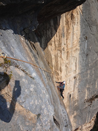 Monte Cimo, Sass de Mesdì, Val Adige, Brentino, Beniamino Giori, Cristina Oldrati, Matteo Rivadossi - La bellissima placca del sesto tiro e sullo sfondo Il Colpo della Strega, 'Te lo do io il Brentino!', Monte Cimo, Sass de Mesdì, Val Adige, Brentino (Beniamino Giori, Cristina Oldrati, Matteo Rivadossi, 8-13-19/11/2025) Monte Cimo, Sass de Mesdì, Val Adige, Brentino, Beniamino Giori, Cristina Oldrati, Matteo Rivadossi - La bellissima placca del sesto tiro e sullo sfondo Il Colpo della Strega, 'Te lo do io il Brentino!', Monte Cimo, Sass de Mesdì, Val Adige, Brentino (Beniamino Giori, Cristina Oldrati, Matteo Rivadossi, 8-13-19/11/2025)