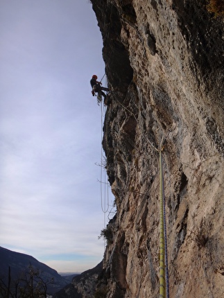 Monte Cimo, Sass de Mesdì, Val Adige, Brentino, Beniamino Giori, Cristina Oldrati, Matteo Rivadossi - La prima sosta, sosta appesa, di 'Te lo do io il Brentino!', Monte Cimo, Sass de Mesdì, Val Adige, Brentino (Beniamino Giori, Cristina Oldrati, Matteo Rivadossi, 8-13-19/11/2025) Monte Cimo, Sass de Mesdì, Val Adige, Brentino, Beniamino Giori, Cristina Oldrati, Matteo Rivadossi - La prima sosta, sosta appesa, di 'Te lo do io il Brentino!', Monte Cimo, Sass de Mesdì, Val Adige, Brentino (Beniamino Giori, Cristina Oldrati, Matteo Rivadossi, 8-13-19/11/2025)