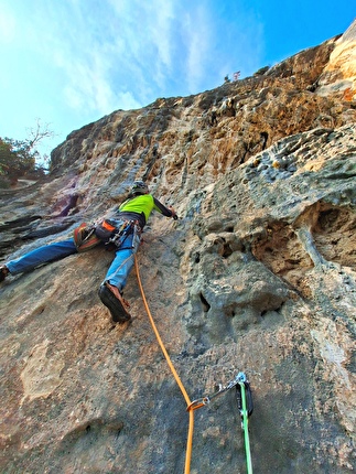 Monte Cimo, Sass de Mesdì, Val Adige, Brentino, Beniamino Giori, Cristina Oldrati, Matteo Rivadossi - Partenza del quinto tiro di 'Te lo do io il Brentino!', Monte Cimo, Sass de Mesdì, Val Adige, Brentino (Beniamino Giori, Cristina Oldrati, Matteo Rivadossi, 8-13-19/11/2025) Monte Cimo, Sass de Mesdì, Val Adige, Brentino, Beniamino Giori, Cristina Oldrati, Matteo Rivadossi - Partenza del quinto tiro di 'Te lo do io il Brentino!', Monte Cimo, Sass de Mesdì, Val Adige, Brentino (Beniamino Giori, Cristina Oldrati, Matteo Rivadossi, 8-13-19/11/2025)